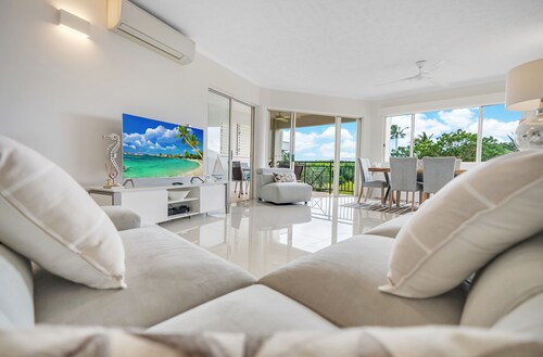 Cairns 3 bedroom Waterfront Condo - 5 minutes from airport