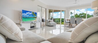 Cairns 3 bedroom Waterfront Condo - 5 minutes from airport