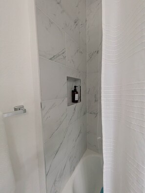 Secador de pelo y toallas