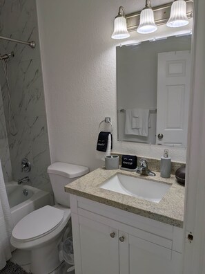 Secador de pelo y toallas