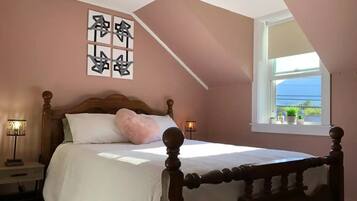 3 bedrooms, desk, iron/ironing board, travel cot
