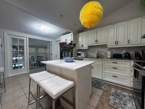 Fridge, microwave, oven, stovetop - Location! Minutes to Siesta Key Beaches. Spa Oasis. (Sarasota)