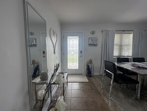 Interior - Location! Minutes to Siesta Key Beaches. Spa Oasis. (Sarasota)