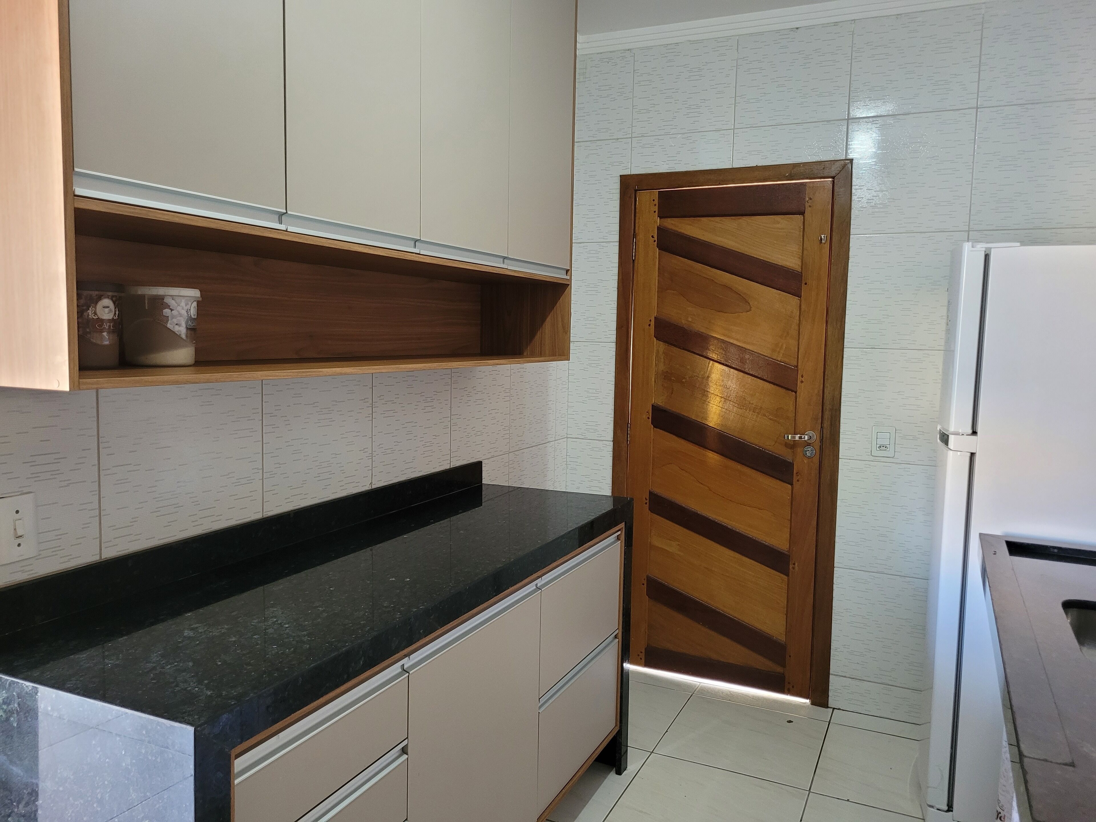 Jääkaappi, uuni, liesi, keittoastiat/astiat/ruokailuvälineet