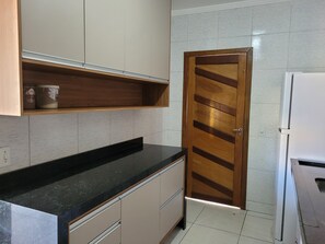 ثلاجة، فرن، موقد طهي مسطح، مستلزمات طهي/أطباق/أوعية