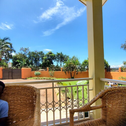 10 mins from Entebbe international Airport & beaches. 6 mins➡️town, Malls & zoo