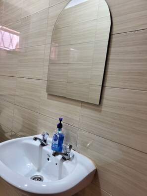 مناشف، صابون، ورق حمّام