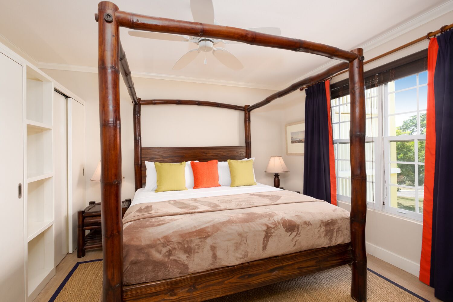 3 dormitorios, escritorio, tabla de planchar con plancha y cuna de viaje