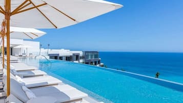 8 outdoor pools, free cabanas, pool umbrellas