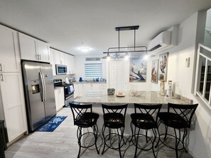 ثلاجة، ميكروويف، فرن، موقد طهي مسطح