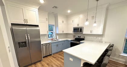 Hollywood House - Luxurious New Build With 6 Seat Golf Cart!