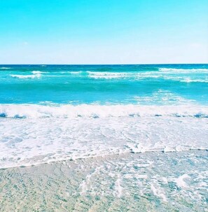 A beach with clear turquoise water and white sand. - Marina Magic Getaways - Your Waterfront Retreat (Patterson Lakes)