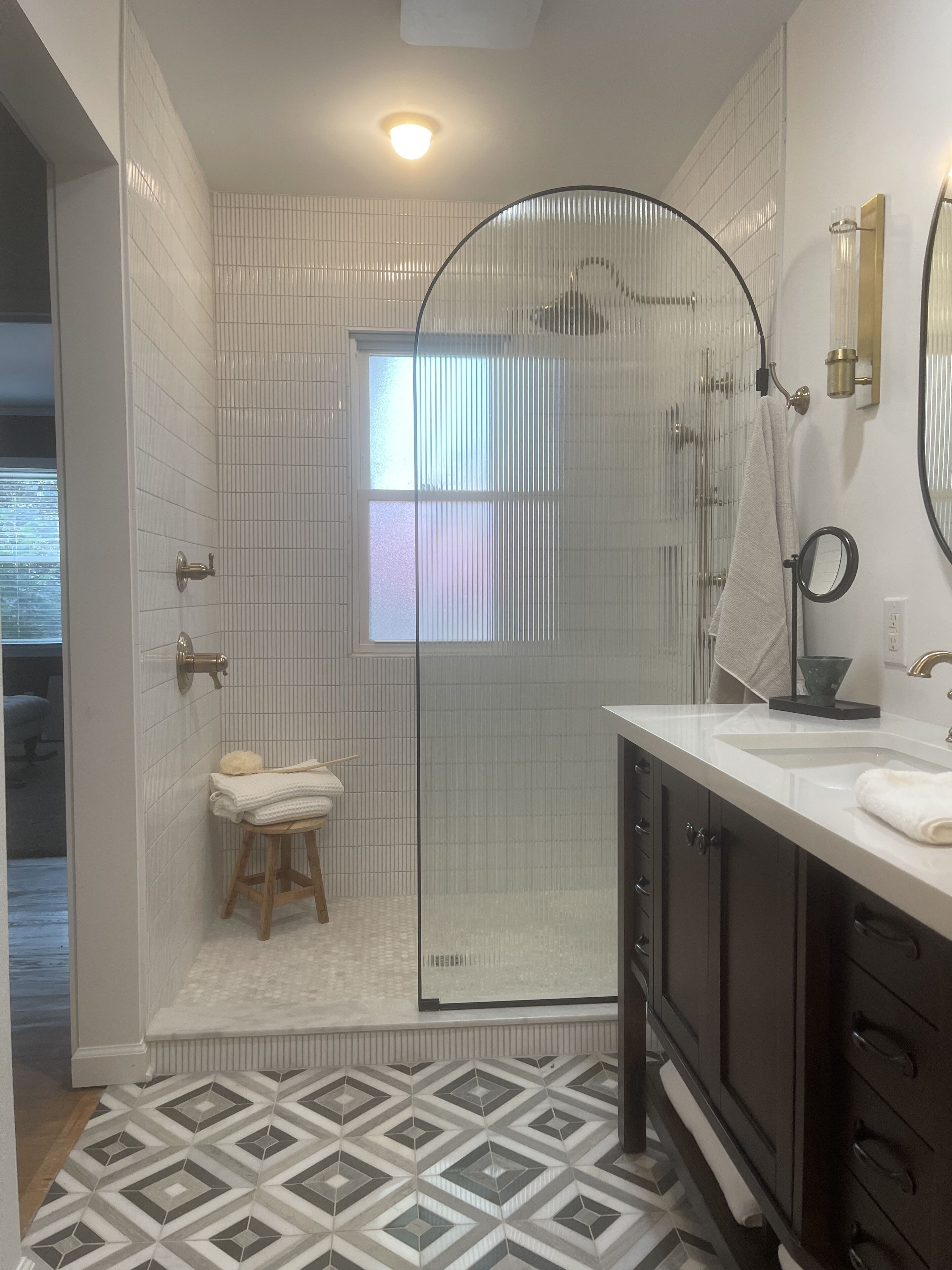 Ducha, secador de pelo, toallas, jabón