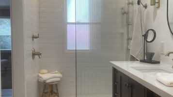 Ducha, secador de pelo, toallas, jabón