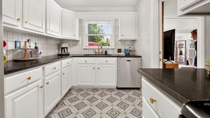Private kitchen - Perfect house that’s located in the heart of Indy! (Indianapolis)