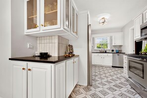 Coffee/tea maker, fridge, microwave, oven