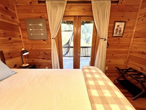 3 bedrooms, desk, free WiFi, bed sheets - Cozy Riverfront Cabin w/ Hot Tub & Fire Pit. Minutes to Downtown Ellijay (Ellijay)