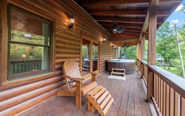 Terrace/patio - Cozy Riverfront Cabin w/ Hot Tub & Fire Pit. Minutes to Downtown Ellijay (Ellijay)