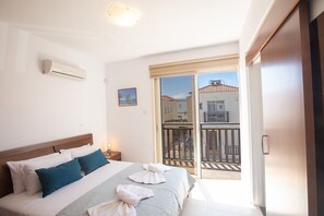 2 soverom, safe på rommet, strykejern/-brett og reiseseng for barn