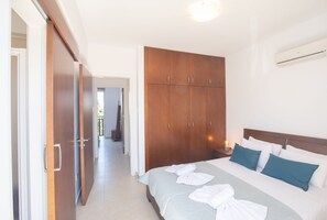 2 chambres, coffres-forts dans les chambres, fer et planche à repasser