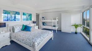 4 bedrooms, iron/ironing board, WiFi, bed sheets - The Lookout - Never-ending Views (Avoca Beach)