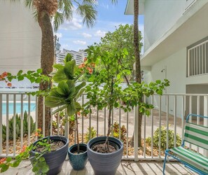 Property grounds - Beachside Bliss: One-Bedroom perfect vacation parking included (Key Biscayne)