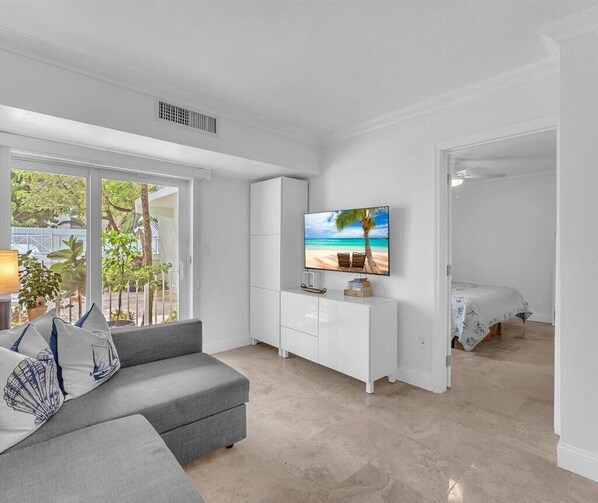 1 bedroom, iron/ironing board, WiFi, bed sheets - Beachside Bliss: One-Bedroom perfect vacation parking included (Key Biscayne)