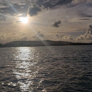 Suite panorámica, 2 habitaciones, balcón, vistas a la playa | Terraza o patio