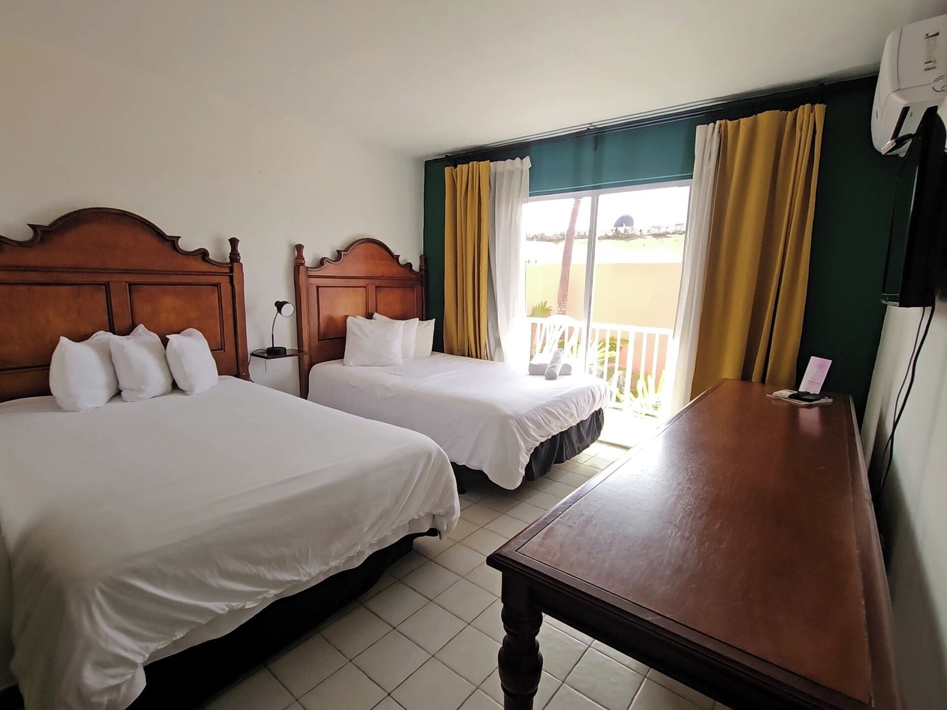 Yksilöllisesti sisustettu, yksilöllisesti kalustettu, työpöytä