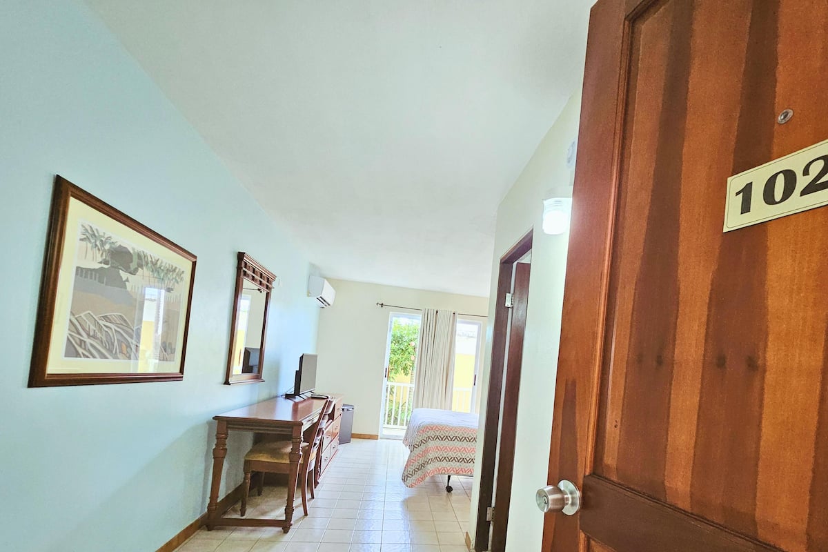 Phòng tiện nghi đơn giản, 1 giường đôi, ban công, quang cảnh vườn | Bàn, khu vực làm việc phù hợp cho laptop