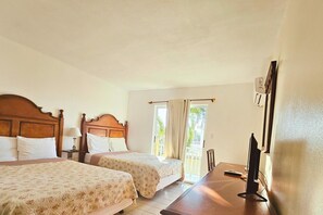 Habitación Premium, 2 camas matrimoniales, balcón, vista parcial al océano | Decoración personalizada, muebles diferentes y escritorio