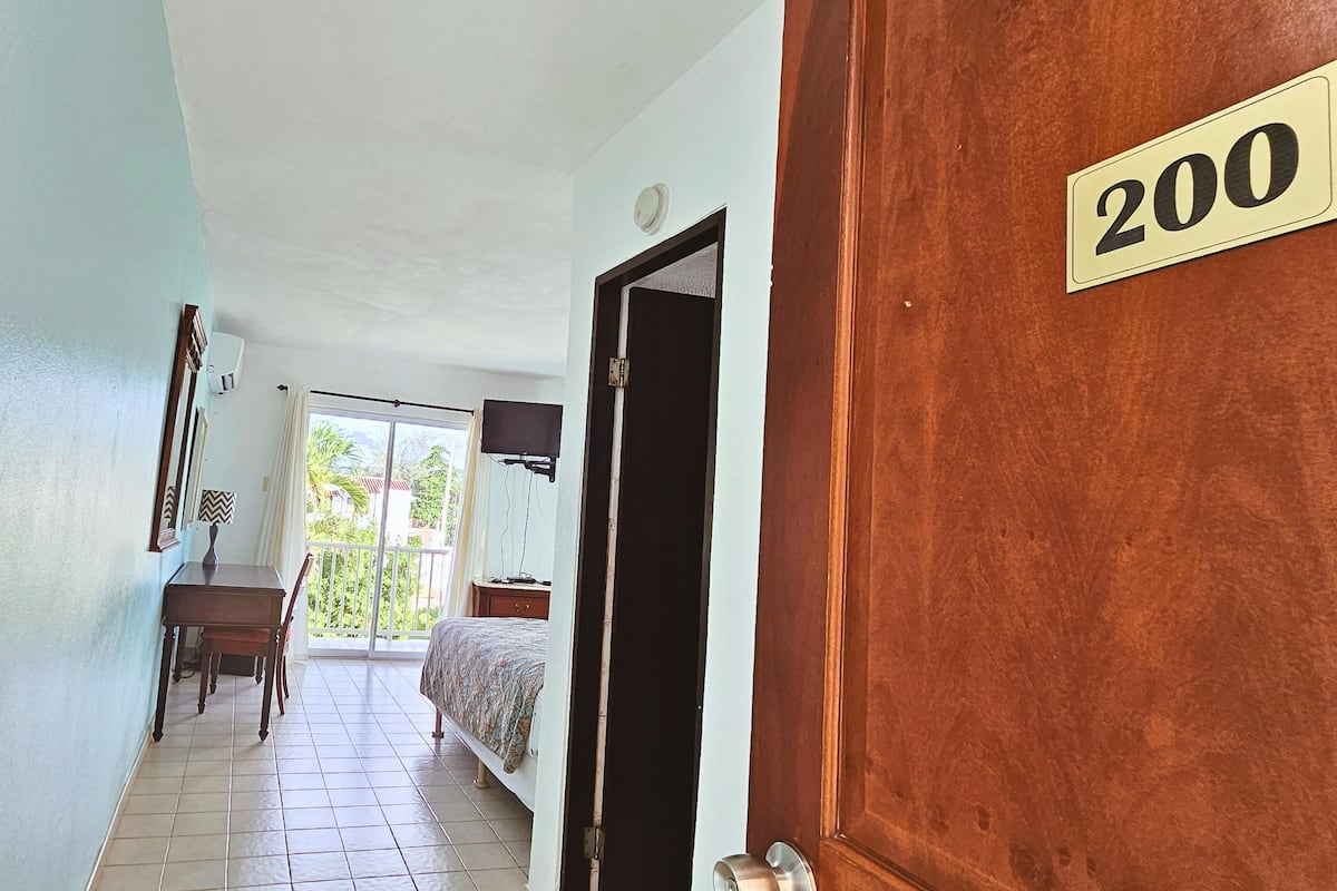 Premium-Zimmer, 1 Doppelbett, Balkon, eingeschränkter Meerblick | Individuell dekoriert, individuell eingerichtet, Schreibtisch