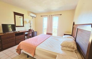 Rom – premium, 1 kingsize-seng, balkong, delvis havutsikt | Individuelt dekorert, individuelt innredet og skrivebord