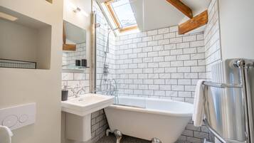 Combined shower/bathtub, hair dryer, towels