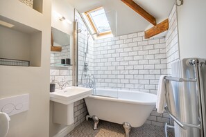 Bañera con ducha, secador de pelo, toallas