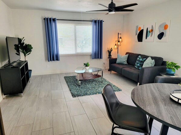 Smart TV - Modern 2 bedroom - Private Access - Fully Remodeled - 3 miles to ASU (Tempe)