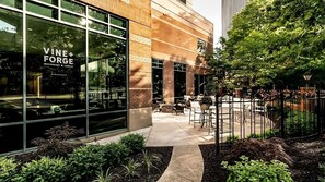 Outdoor dining - Downtown Relaxing Holiday ! Pet-Friendly Unit w/ Garden, Near Victorian Village! (Columbus)