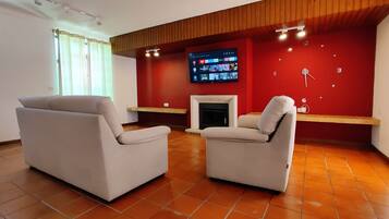 Smart TV, fireplace, video games, offices