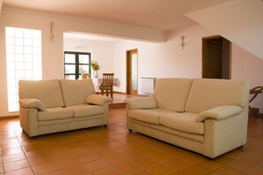 Een smart-tv, een open haard, videogames en een kantoor