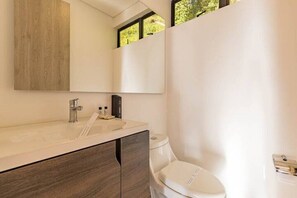 Shower, towels, soap, toilet paper - Copper House, Luxury in Medellin, Medellin, Colombia (Medellín)