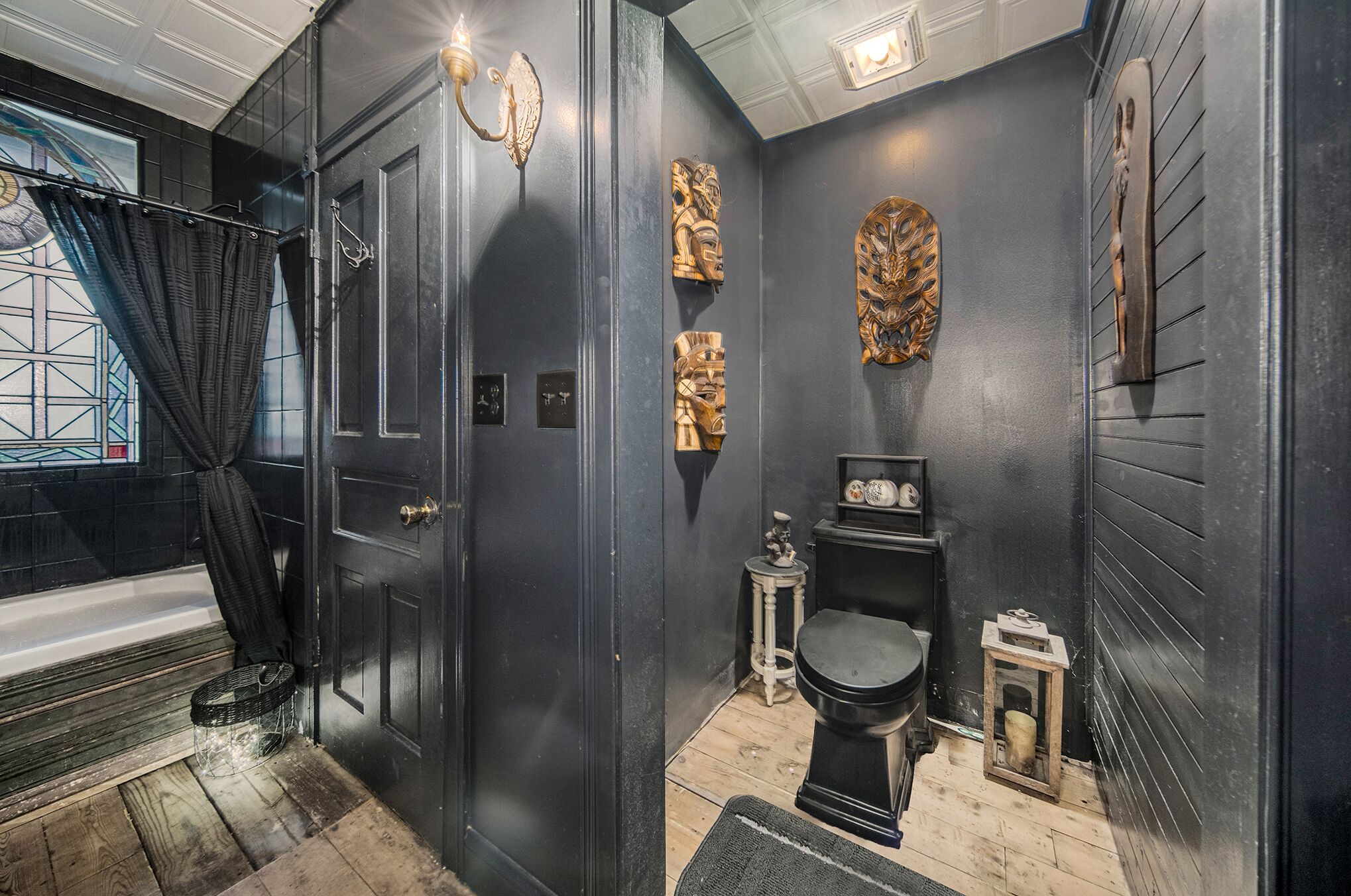 Een bubbelbad,  milieuvriendelijk toiletgerief, een haardroger