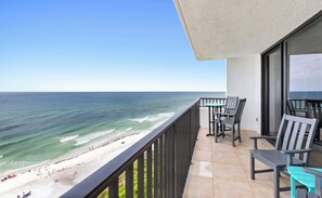 Un balcon avec vue sur la plage et l’océan.