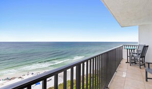 Un balcon avec vue sur l’océan et la plage.