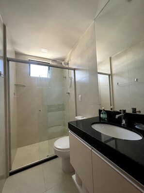 Haartrockner, Handtücher, Seife, Toilettenpapier