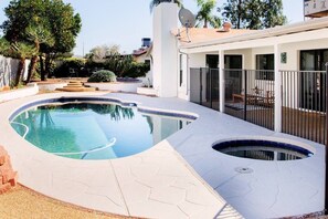 Utendørsbasseng og et oppvarmet basseng