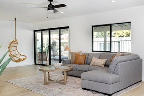 TV connectée, cheminée, livres, vidéothèque