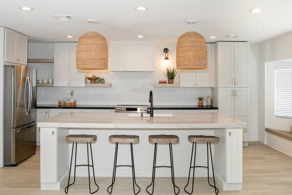 Fridge, microwave, oven, stovetop - Desert Beauty I By Hotel Home Stays (Scottsdale)