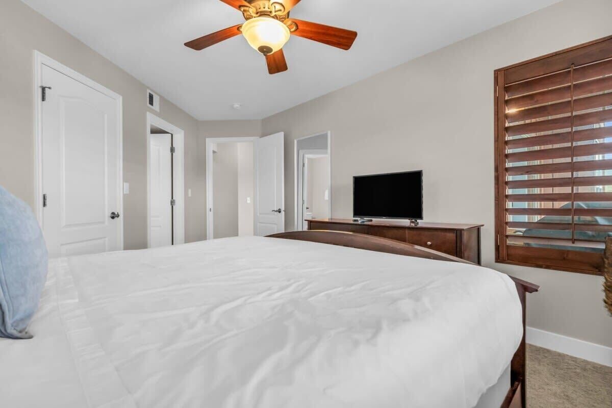 2 bedrooms, desk, iron/ironing board, WiFi