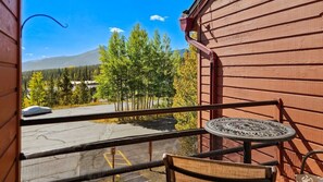 Property grounds - Tranquil 2BR: Near Trails & Free Shuttle (Silverthorne)