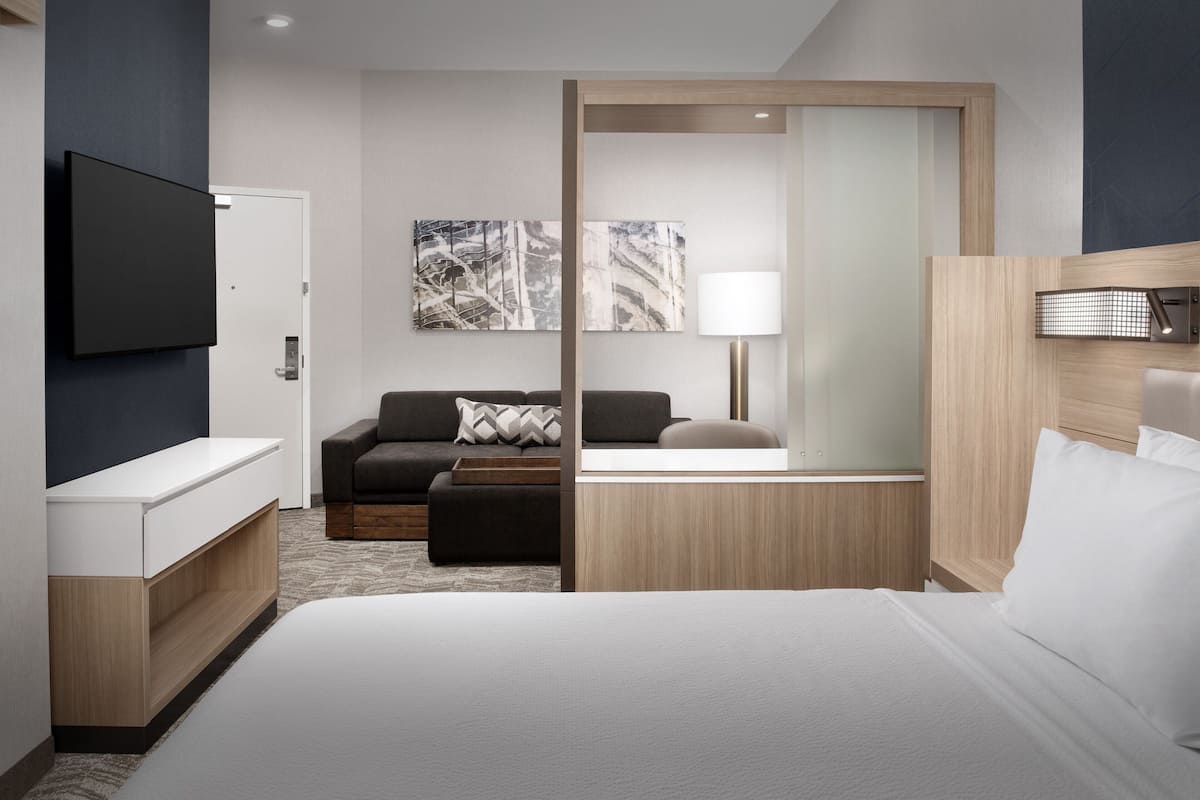 1 bedroom, premium bedding, desk, laptop workspace